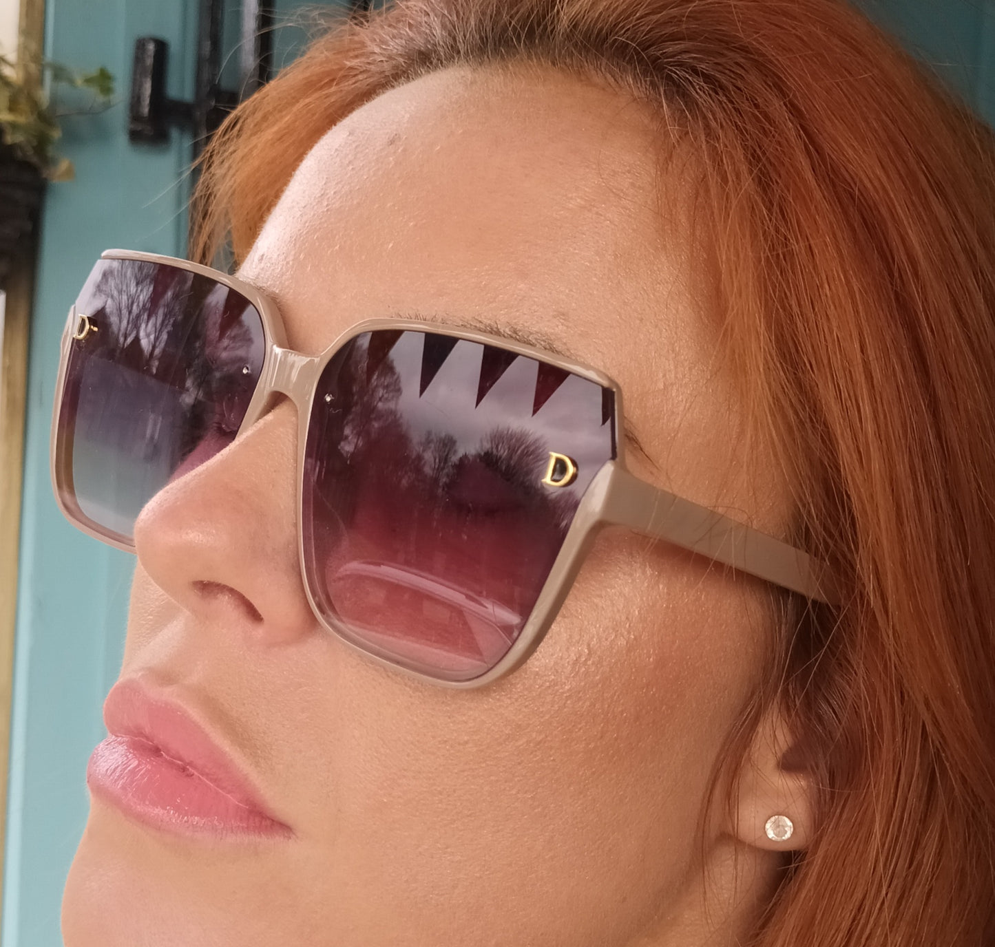 'CAPRI' BEAUTIFUL DESIGNER STYLE SUNGLASSES WITH D EMBLEM IN NUDE